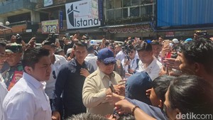 Potret Prabowo Menyapa Warga Terdampak Banjir di Pasar Kumbasari
