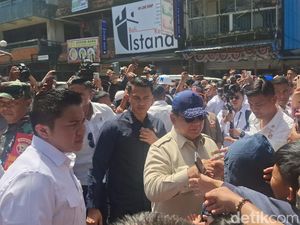 Potret Prabowo Menyapa Warga Terdampak Banjir di Pasar Kumbasari
