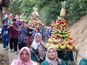 Meriahnya Ruwat Rawat Menoreh Magelang, Ada 7 Gunungan Diperebutkan Meriahnya Ruwat Rawat Menoreh Magelang, Ada 7 Gunungan Diperebutkan