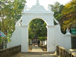 Makam Air Mata Ibu Wisata Religi Legendaris di Bangkalan