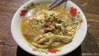 Slurrp! Ada Soto Ayam Ceker Legendaris di Gandaria Langganan Pejabat