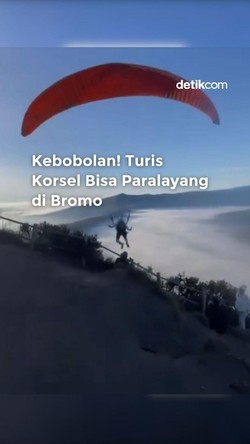 Video: Kebobolan! Aksi Turis Korsel Paralayang di Bromo