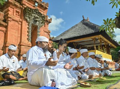 Umat Hindu Panjatkan Doa untuk Keselamatan di Bali