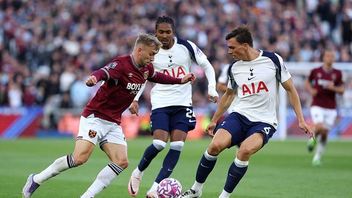 LONDON, ENGLAND - SEPTEMBER 13: Jarrod Bowen of West Ham United runs at Joao Palhinha of Tottenham Hotspur during the Premier League match between West Ham United and Tottenham Hotspur at London Stadium on September 13, 2025 in London, England. (Photo by West Ham United FC/West Ham United FC via Getty Images)