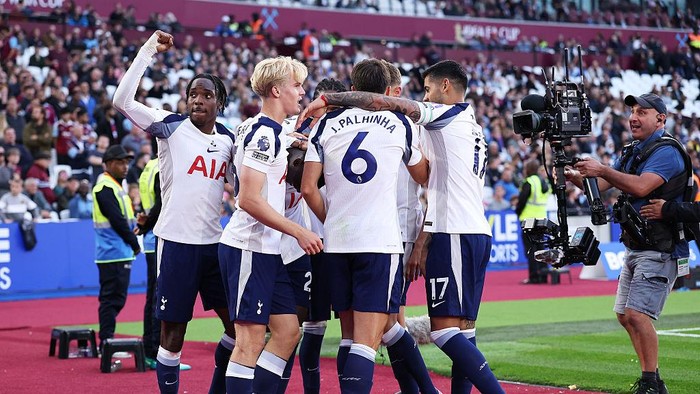 LONDON, ENGLAND - SEPTEMBER 13: Pape Sarr of Tottenham Hotspur celebrates scoring his teams first goal with teammates Joao Palhinha and Cristian Romero during the Premier League match between West Ham United and Tottenham Hotspur at London Stadium on September 13, 2025 in London, England. (Photo by Justin Setterfield/Getty Images)