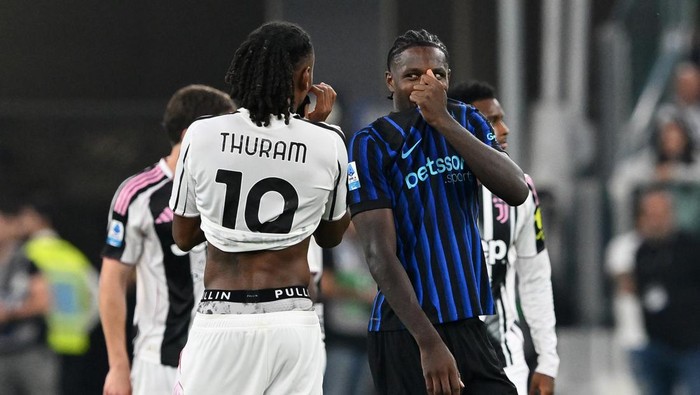 TURIN, ITALY - SEPTEMBER 13: Khéphren Thuram (L) of Juventus FC talks to his brother Marcus Thuram (R) of FC Internazionale during the Serie A match between Juventus FC and FC Internazionale at Allianz Stadium on September 13, 2025 in Turin, Italy. (Photo by Giuseppe Bellini/Getty Images)