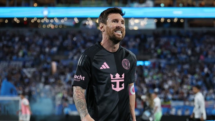 CHARLOTTE, NORTH CAROLINA - SEPTEMBER 13: Lionel Messi #10 of Inter Miami CF reacts after the teams defeat in the MLS match between Charlotte FC and Inter Miami CF at Bank of America Stadium on September 13, 2025 in Charlotte, North Carolina. (Photo by David Jensen/Getty Images)