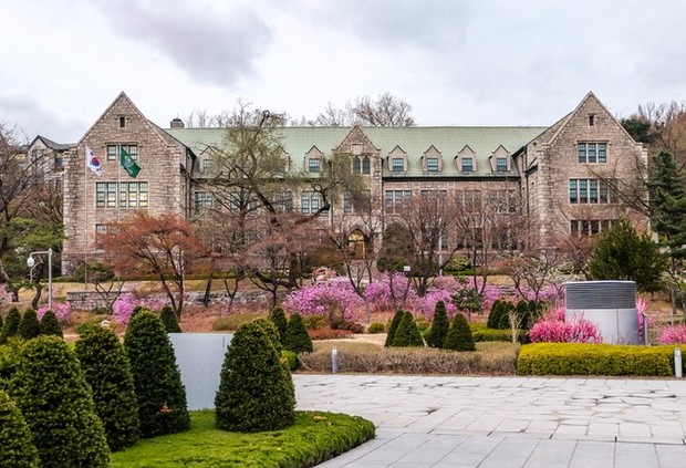Ewha Womans University di Korea Selatan adalah universitas khusus perempuan terbesar dengan fasilitas modern dan program internasional.