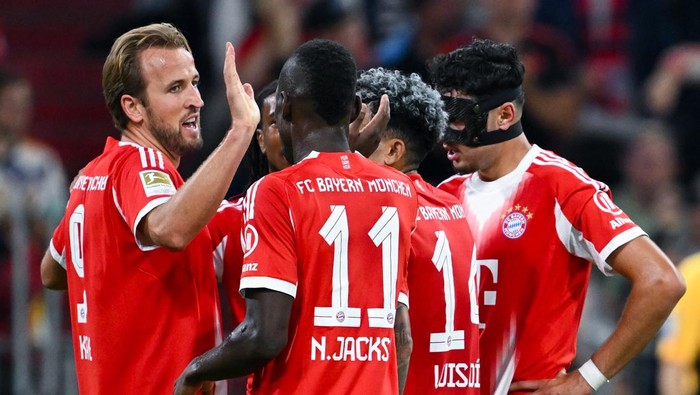 13 September 2025, Bavaria, Munich: Soccer: Bundesliga, Bayern Munich - Hamburger SV, matchday 3 at the Allianz Arena. Goalscorer Harry Kane (l, Bayern Munich) celebrates the 5:0 goal with his teammates. Photo: Sven Hoppe/dpa - IMPORTANT NOTE: In accordance with the regulations of the DFL German Football League and the DFB German Football Association, it is prohibited to utilize or have utilized photographs taken in the stadium and/or of the match in the form of sequential images and/or video-like photo series. (Photo by Sven Hoppe/picture alliance via Getty Images)