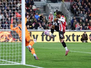 Mautnya Lemparan ke Dalam Brentford, Chelsea Jadi Korbannya Mautnya Lemparan ke Dalam Brentford, Chelsea Jadi Korbannya