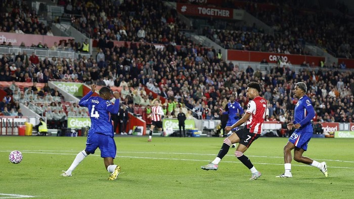 Soccer Football - Premier League - Brentford v Chelsea - GTech Community Stadium, London, Britain - September 13, 2025 Brentfords Kevin Schade scores their first goal Action Images via Reuters/Peter Cziborra EDITORIAL USE ONLY. NO USE WITH UNAUTHORIZED AUDIO, VIDEO, DATA, FIXTURE LISTS, CLUB/LEAGUE LOGOS OR LIVE SERVICES. ONLINE IN-MATCH USE LIMITED TO 120 IMAGES, NO VIDEO EMULATION. NO USE IN BETTING, GAMES OR SINGLE CLUB/LEAGUE/PLAYER PUBLICATIONS. PLEASE CONTACT YOUR ACCOUNT REPRESENTATIVE FOR FURTHER DETAILS..