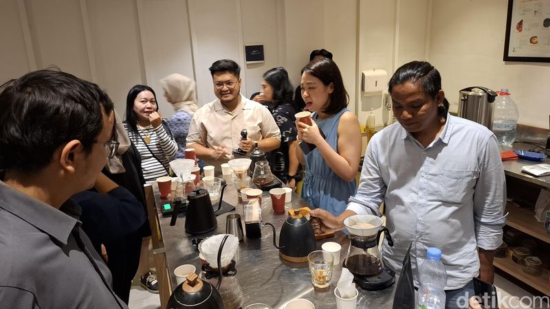 Peserta Coffee Experience Vol.02 Antusias Pelajari Teknik Latte Art dan Manual Brew