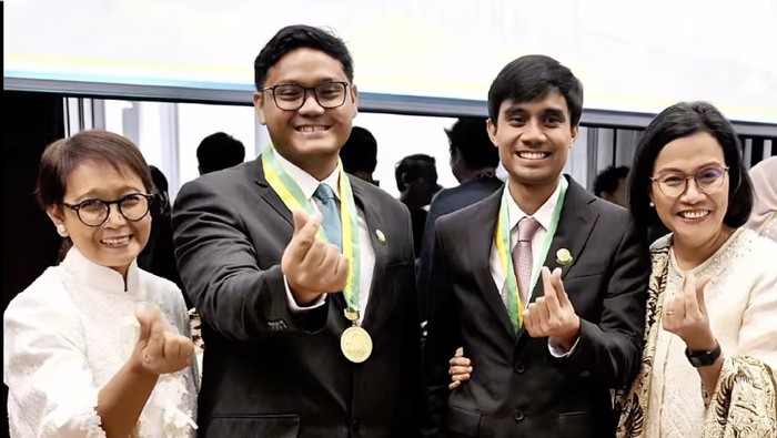 Momen Haru, Mantan Menteri Kabinet Hadiri Wisuda Putra Tercinta di FK UI