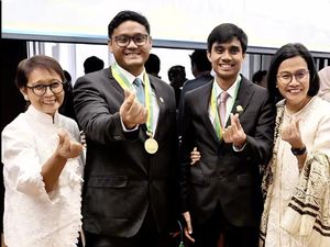Eks Menlu Retno-Eks Menkeu SMI Hadiri Wisuda Spesialis FK UI Putra-putranya Eks Menlu Retno-Eks Menkeu SMI Hadiri Wisuda Spesialis FK UI Putra-putranya