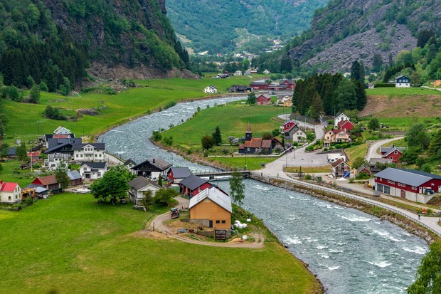 Flåm di Norwegia adalah hidden gem dengan fjord menakjubkan, rute kereta spektakuler, dan suasana tenang yang membuat turis jatuh cinta.