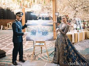 Unik! Kisah Pengantin yang Abadikan Momen Lewat Live Wedding Painting Unik! Kisah Pengantin yang Abadikan Momen Lewat Live Wedding Painting
