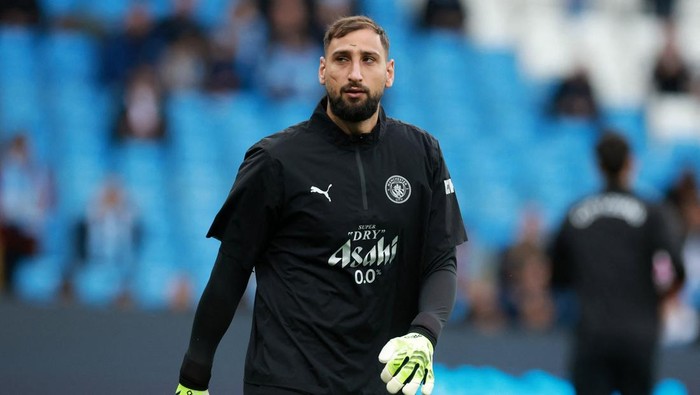 Soccer Football - Premier League - Manchester City v Manchester United - Etihad Stadium, Manchester, Britain - September 14, 2025 Manchester Citys Gianluigi Donnarumma during the warm up before the match REUTERS/Phil Noble EDITORIAL USE ONLY. NO USE WITH UNAUTHORIZED AUDIO, VIDEO, DATA, FIXTURE LISTS, CLUB/LEAGUE LOGOS OR LIVE SERVICES. ONLINE IN-MATCH USE LIMITED TO 120 IMAGES, NO VIDEO EMULATION. NO USE IN BETTING, GAMES OR SINGLE CLUB/LEAGUE/PLAYER PUBLICATIONS. PLEASE CONTACT YOUR ACCOUNT REPRESENTATIVE FOR FURTHER DETAILS..