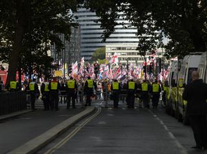 Video: Ricuh Demo di London, 26 Polisi Luka 25 Pendemo Ditangkap Video: Ricuh Demo di London, 26 Polisi Luka 25 Pendemo Ditangkap