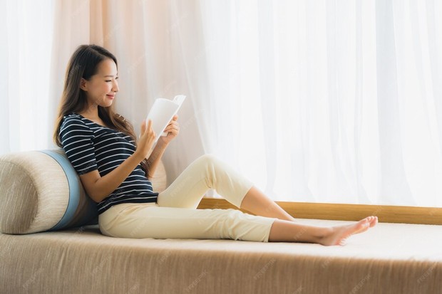 Jarang menggunakan gawai adalah salah satu ciri orang genius menurut psikologi/Foto: Freepik/lifeforstock Banyak yang tak sadar jika jarang menggunakan gawai bisa membantu menjaga fokus dan menekan distraksi, bahkan ini sering jadi kebiasaan orang genius yang menghargai waktunya. Mereka tahu kapan harus lepas dari layar untuk tetap produktif.