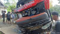 Potret Kecelakaan Horor Bus Nakes Jember Tabrak Rumah di Jalur Bromo