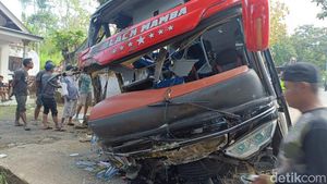 Potret Kecelakaan Horor Bus Nakes Jember Tabrak Rumah di Jalur Bromo