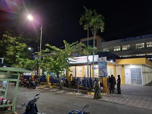 Keluarga Korban Kecelakaan Bus di Probolinggo Berdatangan ke RSBS Jember Keluarga Korban Kecelakaan Bus di Probolinggo Berdatangan ke RSBS Jember