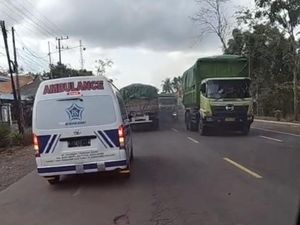 RSBS Jember Kirim Ambulans ke Probolinggo Jemput Korban Bus Tabrak Rumah RSBS Jember Kirim Ambulans ke Probolinggo Jemput Korban Bus Tabrak Rumah