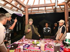 Bima Arya Tinjau Siskamling di NTB, Dorong Warga Aktif Jaga Keamanan Bima Arya Tinjau Siskamling di NTB, Dorong Warga Aktif Jaga Keamanan