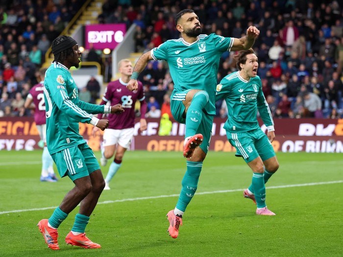 BURNLEY, ENGLAND - SEPTEMBER 14: Mohamed Salah of Liverpool scores the side's first goal to make it 0-1 during the Premier League match between Burnley and Liverpool at Turf Moor on September 14, 2025 in Burnley, England. (Photo by MB Media/Getty Images)