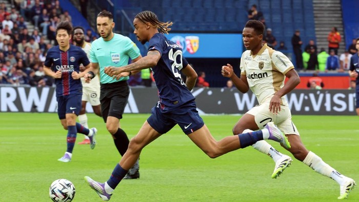 PARIS, FRANCE - SEPTEMBER 14: Bradley Barcola #29 of Paris Saint-Germain in action during the Ligue 1 McDonalds match between Paris Saint-Germain and RC Lens at Parc des Princes on September 14, 2025 in Paris, France. (Photo by Xavier Laine/Getty Images)