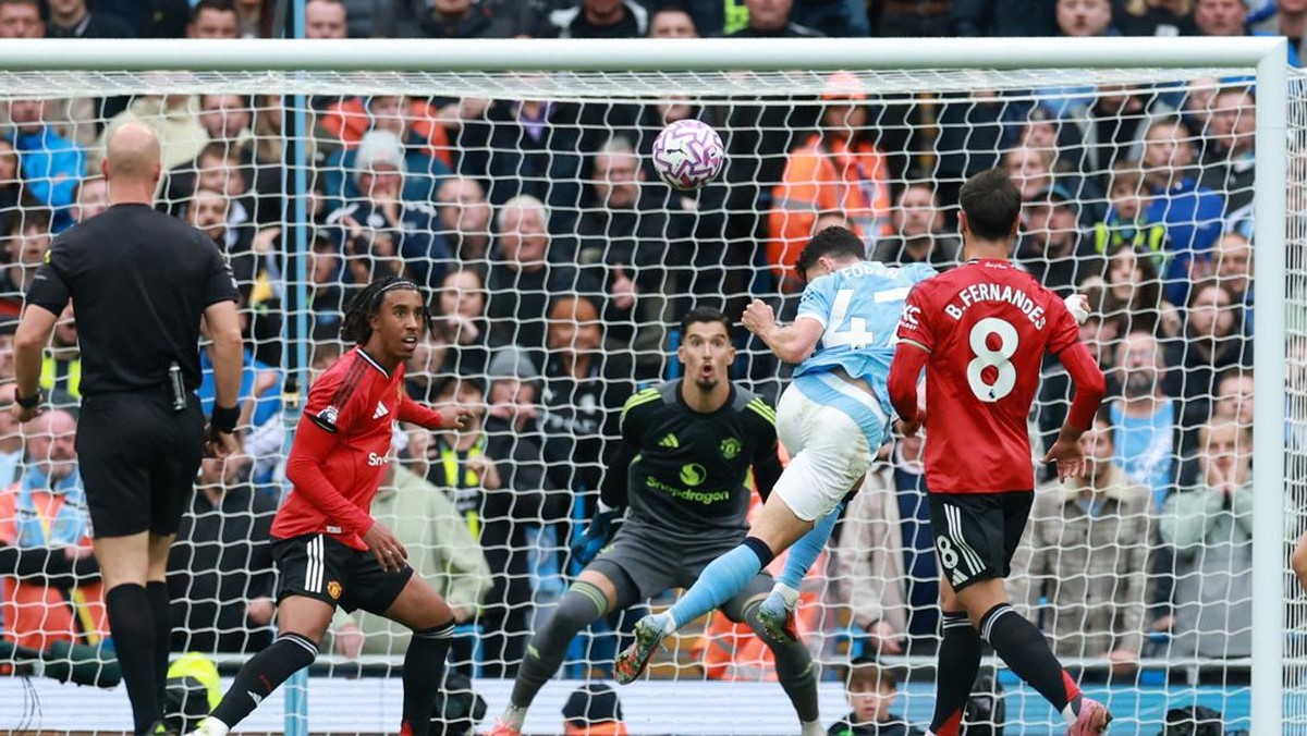 Phil Foden bawa Man City ungguli Man United 1-0 di babak pertama. (REUTERS/Phil Noble)