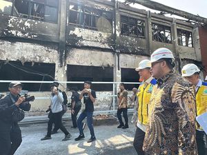Kementerian PU Akan Robohkan Kantor DPRD Kediri yang Dibakar Massa Kementerian PU Akan Robohkan Kantor DPRD Kediri yang Dibakar Massa