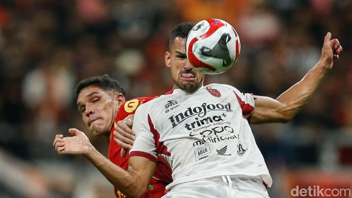 Persija Jakarta menjamu Bali United pada pekan ke-5 Super League 2025/26 di Jakarta International Stadium (JIS), Minggu (14/9). Persija kental dengan nuansa Brasil, sementara Bali United sarat pilar dari Belanda.