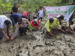 Green Policing di Dumai, Polisi Ajak Anak SD Tanam Mangrove Pinggir Pantai