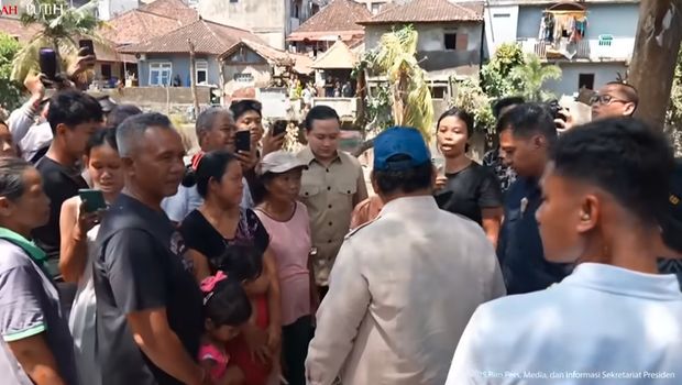 Presiden Prabowo Subianto saat mendengarkan cerita warga soal anjing yang menyelamatkan pemiliknya saat banjir di Denpasar