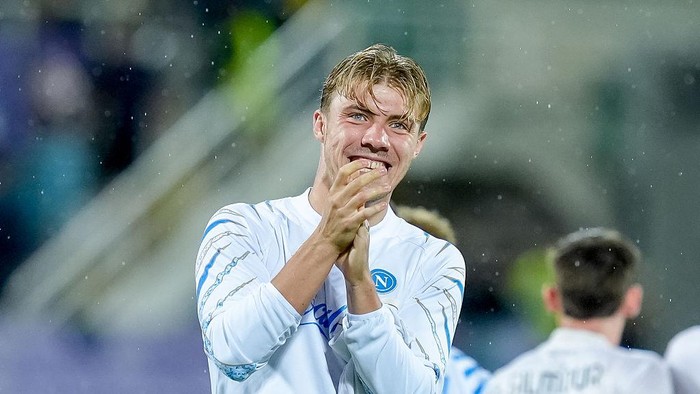 Rasmus Hojlund of SSC Napoli greets the fans at the end of the serie Serie A Enilive match between ACF Fiorentina and SSC Napoli at Stadio Artemio Franchi on September 13, 2025 in Florence, Italy  (Photo by Giuseppe Maffia/NurPhoto via Getty Images)