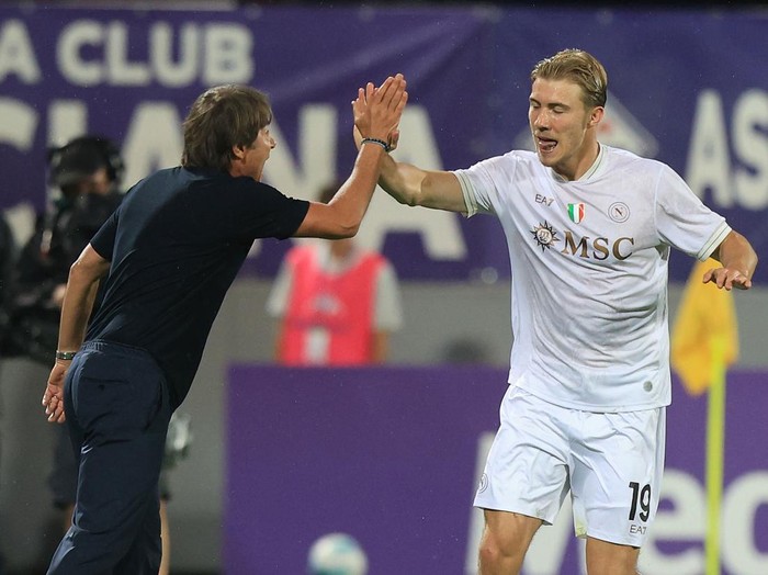FLORENCE, ITALY - SEPTEMBER 13: Antonio Conte manager of SSC Napoli celebrates after scoring a goal with Rasmus Hojlund of SSC Napoli during the Serie A match between ACF Fiorentina and SSC Napoli at Artemio Franchi on September 13, 2025 in Florence, Italy. (Photo by Gabriele Maltinti/Getty Images)