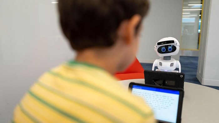 Robot dan Buku, Kombinasi Tak Terduga yang Bisa Bikin Anak Lebih Percaya Diri Saat Membaca?