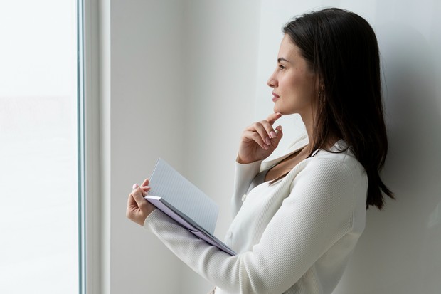 Tidak lagi mencari validasi orang lain adalah tanda kamu sudah jadi versi terbaik dari diri sendiri dengan rasa percaya diri yang utuh.