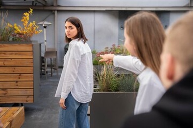 Selalu mengkritik orang lain bisa jadi tanda bahwa kita mulai kehilangan semangat hidup. Energi yang seharusnya dipakai untuk tumbuh justru tersedot untuk menjatuhkan orang lain.