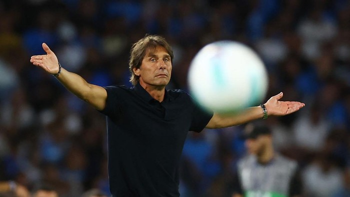 Soccer Football - Serie A - Napoli v Cagliari - Stadio Diego Armando Maradona, Naples, Italy - August 30, 2025 Napoli coach Antonio Conte REUTERS/Ciro De Luca