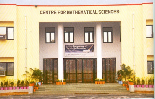 Banasthali Vidyapith di India adalah universitas khusus perempuan dengan pendidikan holistik, seni, dan riset untuk pemberdayaan perempuan.