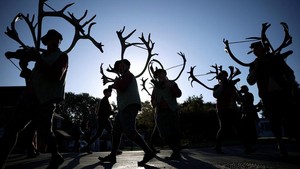 Melihat Tarian Tanduk Abad Pertengahan yang Tetap Lestari di Inggris