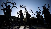 Melihat Tarian Tanduk Abad Pertengahan yang Tetap Lestari di Inggris