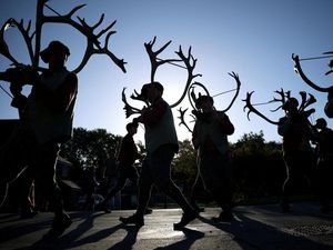 Melihat Tarian Tanduk Abad Pertengahan yang Tetap Lestari di Inggris Melihat Tarian Tanduk Abad Pertengahan yang Tetap Lestari di Inggris