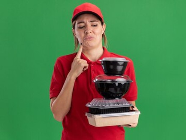 Tumpukan wadah makanan cepat saji yang berserakan di rumah bisa menjadi tanda belum dewasa secara emosional. Hal ini mencerminkan bagaimana seseorang mengabaikan kesehatan dan pola makan. Kebiasaan mengonsumsi makanan olahan secara berlebihan sering kali menandai kurangnya kedewasaan dalam merawat diri.