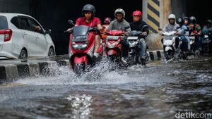 Underpass Bulak Kapal Bekasi Tergenang, Pemotor Nekat Lawan Arah