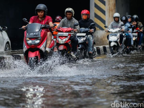 Underpass Bulak Kapal Bekasi Tergenang, Pemotor Nekat Lawan Arah