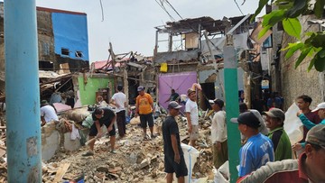 Warga Mulai Bersihkan Puing-puing Rumah Usai Ledakan Gas di Pamulang