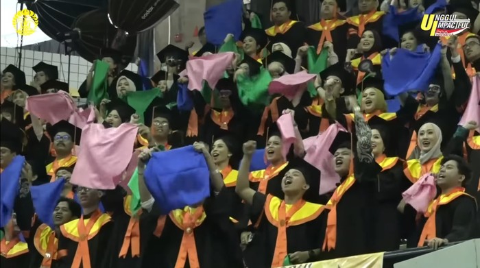 Alasan di Balik Kain Hijau-Pink yang Viral di Wisuda UI!